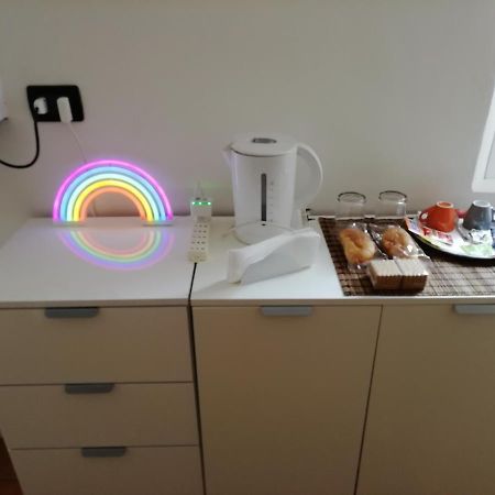 דירות Over The Rainbow - Cozy Studio In The Centre Of פררה מראה חיצוני תמונה