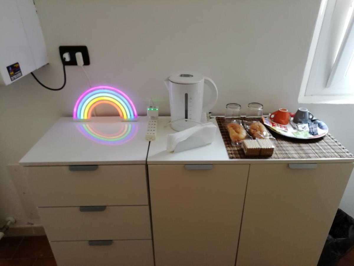 דירות Over The Rainbow - Cozy Studio In The Centre Of פררה מראה חיצוני תמונה